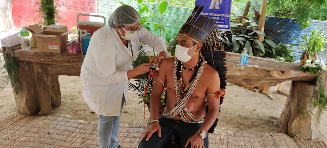 Un hombre indígena recibiendo la vacuna COVID-19 en Brasil.Organización Panamericana de la Salud