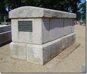 Le curé Prévert occupe le tombeau du curé Eraud dans le nouveau cimetière mais le premier occupant n'est pas signalé sur la plaque