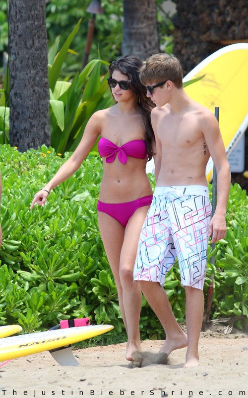 justin bieber and selena gomez beach kiss. Justin Bieber and Selena Gomez