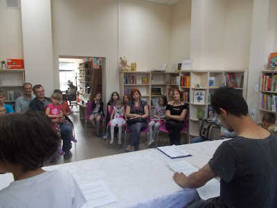 publiczność zgromadzona podczas występów teatralnych w bibliotece na Bocianowie w Bydgoszczy