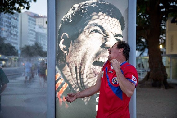 Balotelli, fans make fun of Suarez biting scandal with his poster5