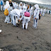 Pelajar SMAN 1 Bambanglipuro Bersihkan Sampah Plastik Di Pantai Selatan