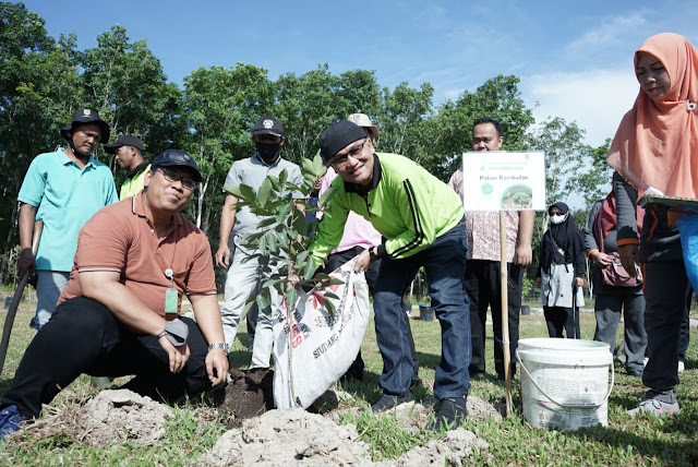 Kepala DLH Batam Ikut Turun Menanam Pohon di Lokasi Hutan Kota