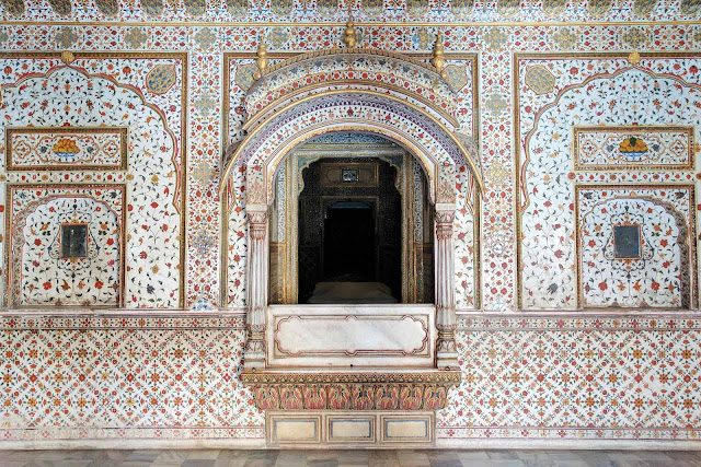 Queens chamber through the window, Gaj Mandir
