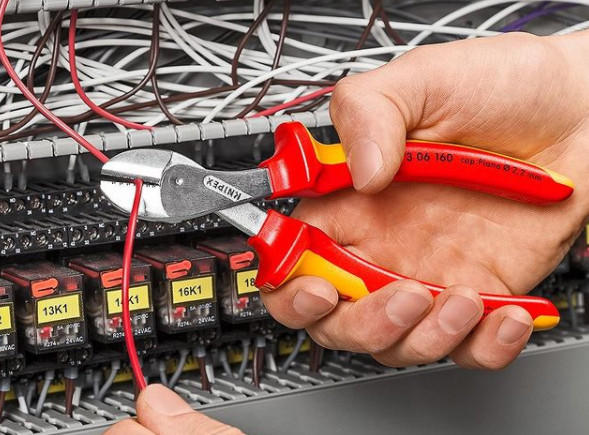 Các dụng cụ cách điện hoàn hảo cho thợ điện mới