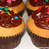 Na cozinha - cup cake com ganache branco e preto