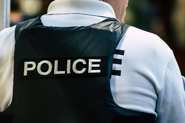 Essonne 91 : Un policier traîné sur une dizaine de mètres par un chauffard, un autre agent ouvre le feu
