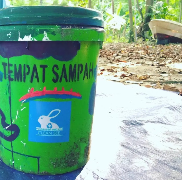 Tong Sampah di Pulau Pramuka