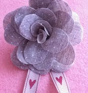 http://entrehilosyalgomas.blogspot.com.es/2014/01/diy-broche-flor-de-lino.html