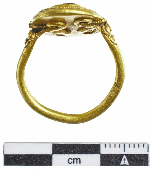 Σπάνιο χρυσό δαχτυλίδι της Μεροβίγγειας εποχής ανακαλύφθηκε στη νοτιοδυτική Γιουτλάνδη της Δανίας
