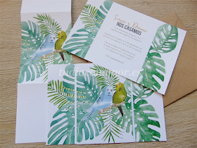 Invitaciones de boda pintadas en acuarela con periquitos y hojas de estilo tropical