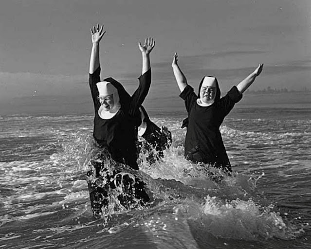 Divertidas fotografías de monjas pasándoselo bien en los años 60