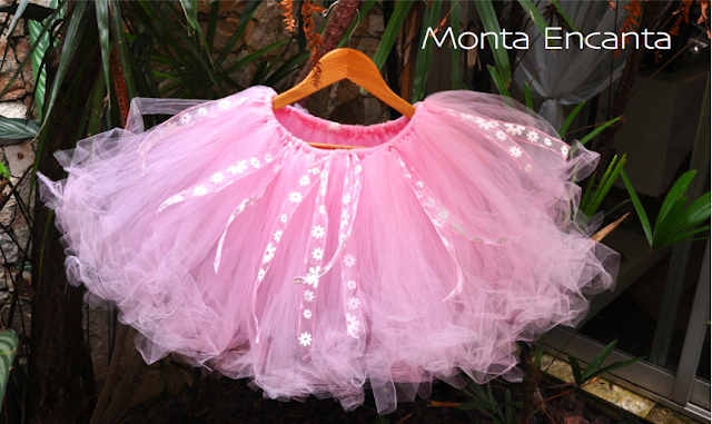 http://www.montaencanta.com.br/2012/10/diy-saia-de-tule-tutu-sem-costura.html