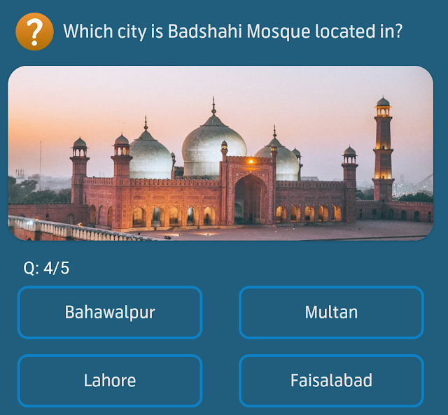 Which city is Badshahi Mosque located in?