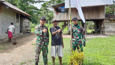 Sambut HUT RI ke-75, Satgas Pamtas Yonif 312/KH Bagikan & Kibarkan Bendera Merah Putih di Kampung Bompai -Papua