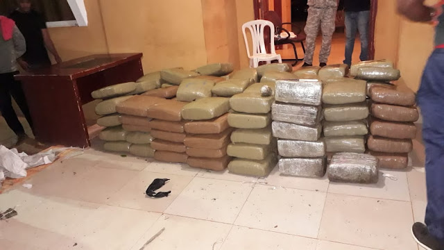 La Armada Dominicana decomisó la madrugada de este sábado, la cantidad de mil 422 libras de marihuana que cuatro individuos trataron de introducir al país desde Haití, a bordo de una embarcación detectada en la zona conocida como Cabo Pequeño, próximo a la Isla Beata.