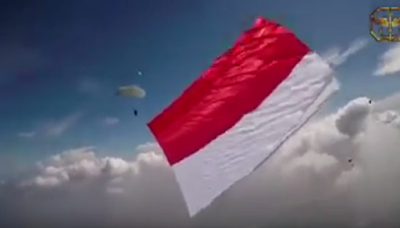 Aksi Terjun Payung TNI AD [Kopasus] Membawa Bendera