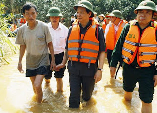 Ngay sau khi kết thúc phần báo cáo kinh tế - xã hội trước Quốc hội sáng 20/10 Thủ tướng đã lên trực thăng đi thị sát rốn lũ Hương Khê (Hà Tĩnh) và tổ chức cuộc họp khẩn triển khai cứu hộ, cứu nạn, trợ giúp đồng bào.