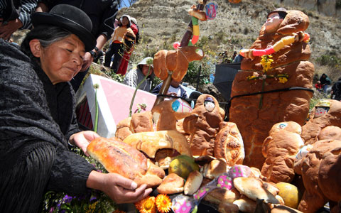 Todos Santos: La tradición andina toma plazas y cementerios