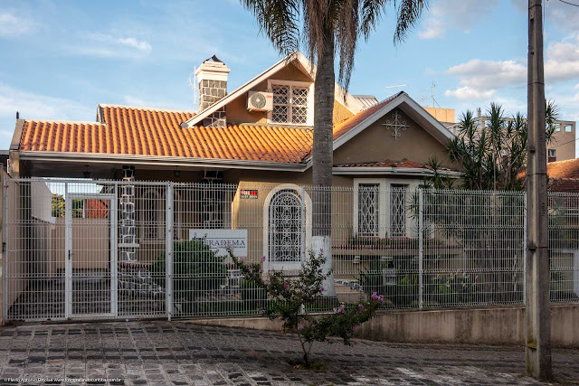 Casa na Rua Paula Gomes com ornamento de ferro