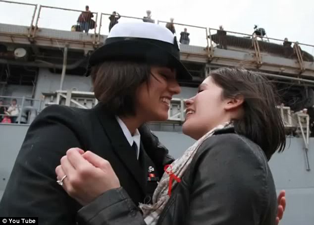 Lesbi Anggota Militer Ciuman