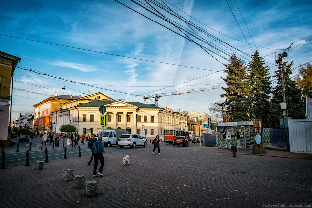 Перекресток Октябрьской и Большой Покровской. Дворянское собрание