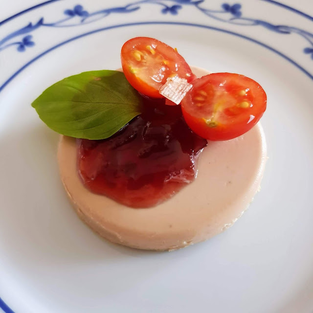 Foie gras de pato mi cuit e compota de cebola com frutos vermelhos, manjericão e flor de sal de pimentão