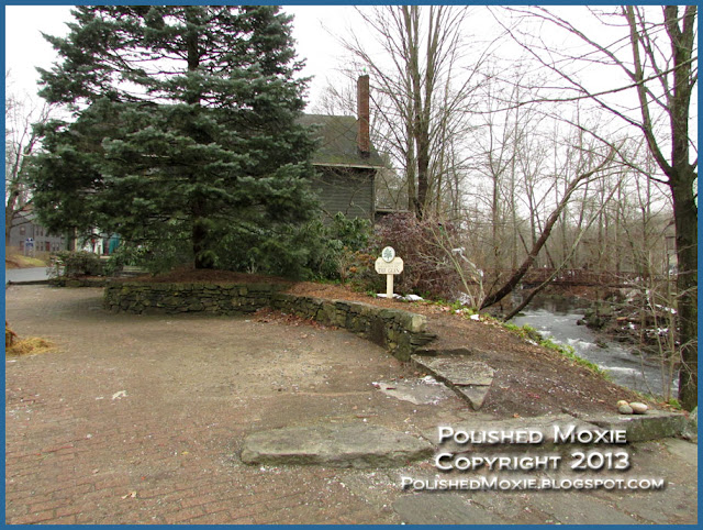 Image of empty sidewalk alcove in Sandy Hook.