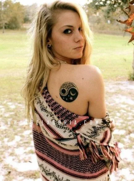 Foto de chica con tatuaje yin yang en el omóplato