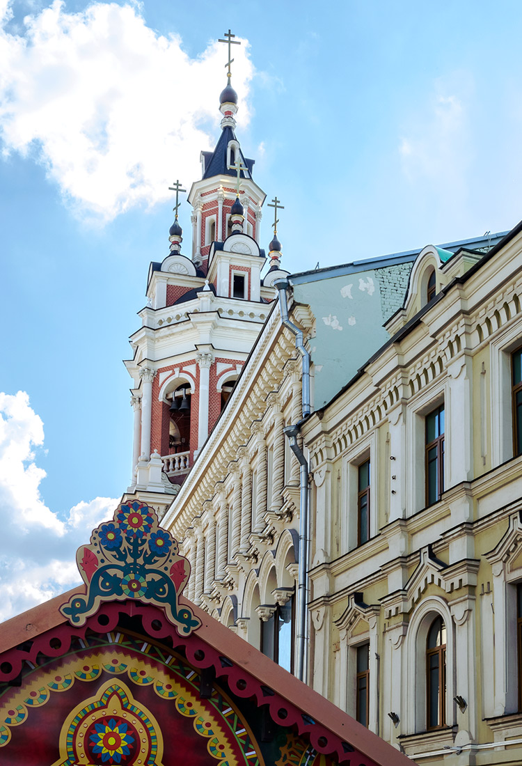 Kirchturm und Hausfassade in der Nikolskaya in Moskau