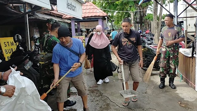 Puluhan Personil Babinsa Dari Koramil Banjarmasin Timur Bersama Warga Bahu Membahu Bersihkan Pasar Tradisional di Kelurahan Pengambangan