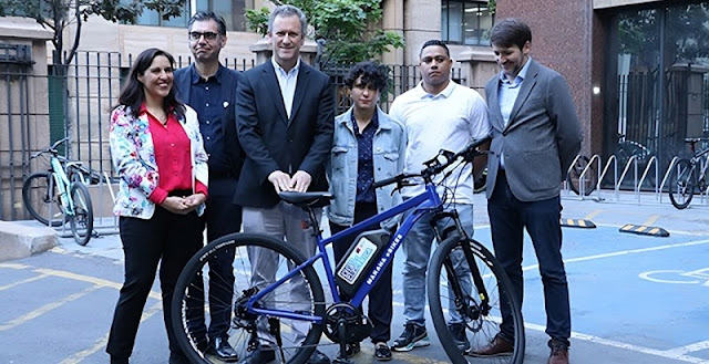 AgenciaSE entrega primera bicicleta eléctrica a mujer beneficiaria del  piloto Mi Bici Eléctrica para el segmento delivery - Agencia de  Sostenibilidad Energética