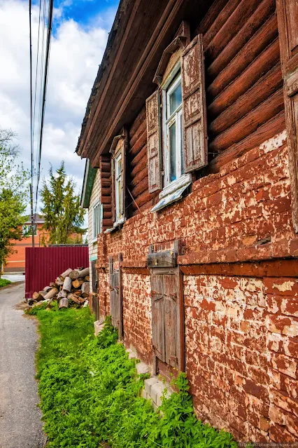 Ставни на окнах полукаменного дома