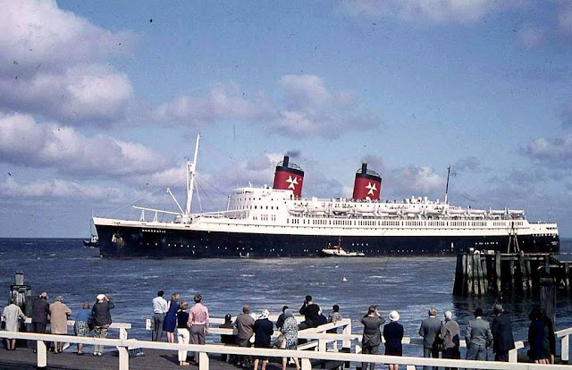 ts HANSEATIC vom Steubenhöft in Cuxhaven ablegend