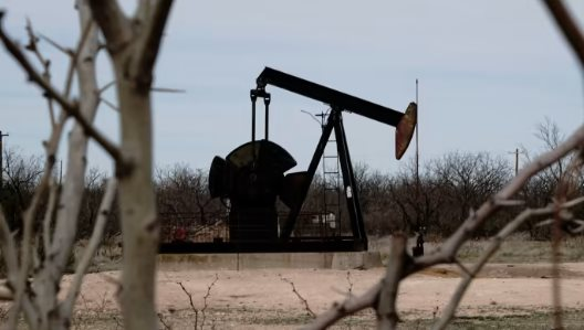 OPEC+ cắt giảm sản lượng, dầu thô của quốc gia này ngày càng đắt khách, châu Âu và châu Á tranh giành để nhập khẩu - Ảnh 2.