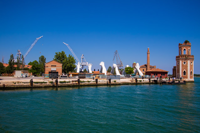 Building bridges di Lorenzo Quinn-Venezia