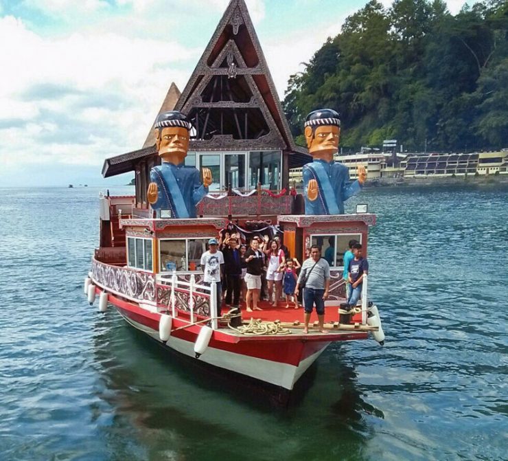 Kapal Pesiar Danau Toba