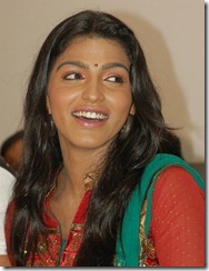 dhansika_smiling_photo