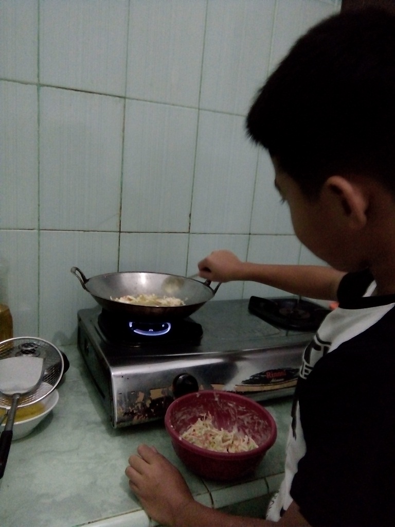 Gambar Orang Memasak Di Dapur  Desainrumahid.com