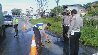 Atensi Kapolres Luwu Utara,  Kasat Lantas Bertindak Benahi Jalan Trans Sulawesi Yang Berlubang