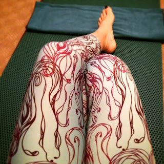 pitcher nouveau leggings on yoga mat