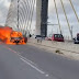 Carro fica destruído após pegar fogo na Ponte Newton Navarro em Natal