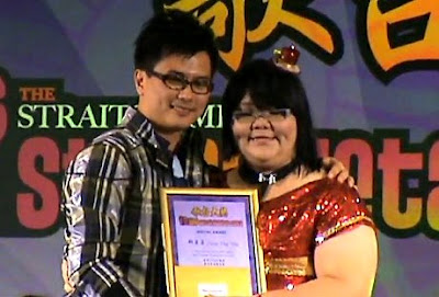 Zheng Ying Ying 郑盈盈 - Getai Awards 歌台大奖 was awarded 2009 STOMP Getai Best Stage Presence Award - 2009 STOMP 歌台大奖 最佳舞台魅力奖 to honour their effort throughout the year on Getai 歌台 stage and are awarded by STOMP Getai Award - STOMP 歌台大奖.