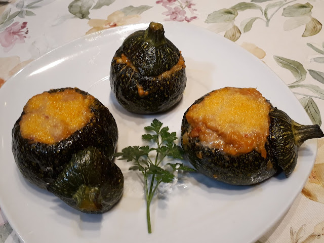 Calabacines redondos rellenos gratinados