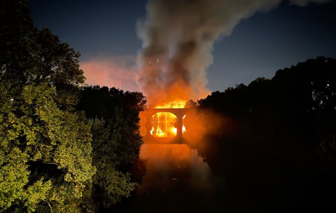 Vasto incendio a Roma: in fiamme il Ponte di Ferro