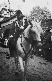 Joseph Stoll vor dem Winzerdorf, vermutlich 1934