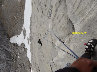  red chili corona climbing shoes Fernando Calvo Guia de alta montaña UIAGM escaladas al naranjo Picu urriellu amistad con el diablo