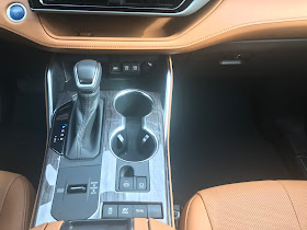 Center console in 2020 Toyota Highlander Hybrid Platinum AWD