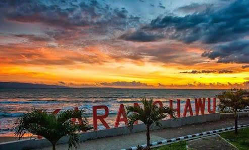 Sensasi Ombak Samudra Pantai Pelabuhan Ratu