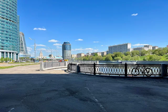 Пресненская набережная, Москва-река